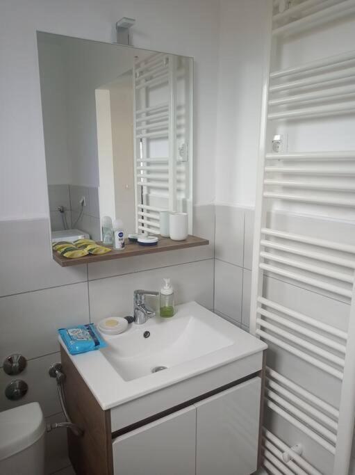 Lovely Flat, City Center With Free Parking วาราชดีน ภายนอก รูปภาพ